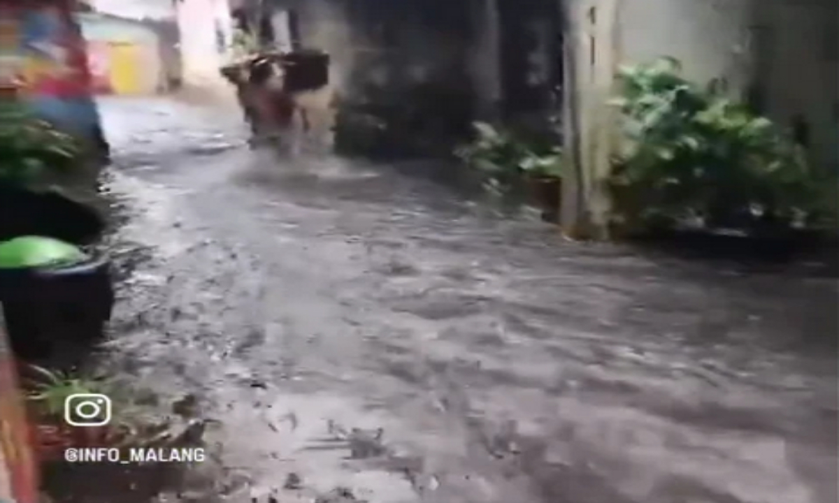 Video Viral Banjir di Kota Malang_ Dampak Hujan Deras pada 6 Desember 2024 ( ngopibareng.id )