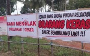 Pencabutan  Spanduk Penolakan Relokasi Warga Rempang  Oleh Karyawan PT MEG  Berujung Bentrok